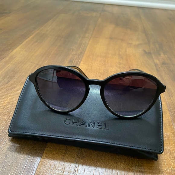 CHANEL Women’s Black Classic Round Sunglasses with gold detailing - Picture 4 of 16